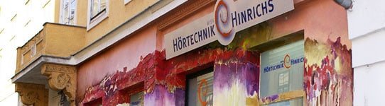 Die bemalte Fassade des Geschäfts Hörtechnik Hinrichs in der Skodagasse 21